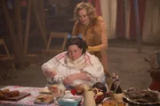 Elsa (Jessica Lange, hinten) findet ein neues Mitglied für ihre Familie und tut alles, damit Barbara (Chrissy Metz, vorne) auch wirklich zu ihnen passt ...