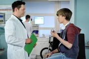 Dr. Philipp Brentano (Thomas Koch, li.) behandelt Max Kuhl (Alessandro Schuster, re.) nach einem Fahrradsturz. Der 15-Jährige hat sich die Hand gebrochen und muss geröntgt werden. Als Brentano nach seinem Namen fragt, gibt Max nur seinen Vornamen an und fragt, ob er bar zahlen kann. Als sich diese Variante als ziemlich kompliziert herausstellt, will Max einfach gehen. Dr. Brentano verspricht ihm, dass mit der Klinikverwaltung zu besprechen.