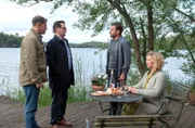 Die Kommissare Finn (Sven Martinek, l.) und Lars (Ingo Naujoks, 2.v.l.) wollen vom Bootsverleiher Anton Lücke (Stephan Luca 2.v.r.) wissen, wo er zur Tatzeit war. Seine Nachbarin Inga Abels (Charlotte Crome, r.) gibt ihm ein Alibi.