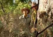 Kate (Michala Banas, l.) und Jodi (Rachael Carpani) versuchen alles um die Grabungen nach Gold zu verhindern. Sie gehen im umstrittenen Gebiet auf Wildschweinjagd, treiben Kühe dorthin und bringen schließlich sogar Benzinfässer zur Explosion¼