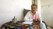 Christine spielt schon eine Weile mit dem Gedanken, in die Nähe ihrer Mutter zu ziehen, um sich mehr um die Pflegebedürftige kümmern zu können. Der Umzug würde für Tochter Sofie bedeuten, in eine andere Grundschule als geplant gehen zu müssen.