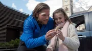 Markus (Sebastian Ströbel) liebt Mia (Mia-Sophie Ballauf) wie seine eigene Tochter.