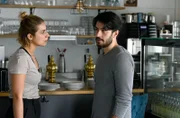 Lena Teuber (Jaëla Probst, l.) setzt ihren Chef, den blinden Koch Tobias Schandau (David Brizzi, r.) unter Druck, weil er nach dem Tod des Bruders, auf sie angewiesen ist.