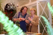 Helga (Ulrike Mai, r.) sucht Bernd (Volker Herold, l.) bei der Arbeit auf und schildert ihm die wahren Motive für Lisas erfundene Verlobung.