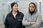 Nele Fehrenbach (Floriane Daniel, l.) befragt die Kellnerin Lena Teuber (Jaëla Probst, r.) zu den Geschehnissen im Restaurant.