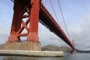 Bereits bevor es die Golden Gate Bridge überhaupt gab, sorgte sie bereits für Gesprächsstoff. Die Bevölkerung San Francisco debattierte über die Farbe, die dieses riesige Gebilde tragen soll ...