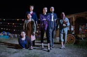 (v.l.n.r.) Suzi (Rose Siggins), Pepper (Naomi Grossman), Eve (Erika Ervin), Maggie (Emma Roberts), Paul (Mat Fraser) und Salty (Christopher Neiman) sind geschockt, als die Polizei einen angeblich Massenmörder aus ihren Reihen festnimmt ...