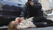 Während Detective Amanda Rollins (Kelli Giddish) zwei Täter zu einem Polizeiwagen begleitet, wird sie von einem unbekannten Scharfschützen angeschossen. Fin (Ice-T) bringt seine schwerverletzte Kollegin ins Krankenhaus.