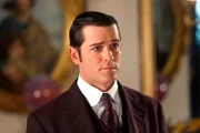 Detective Murdoch (Yannick Bisson) stellt der Beaton Familie Fragen.