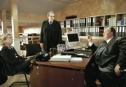 MDR Fernsehen DER DICKE FOLGE 6, "Enttäuschte Erwartungen", Gregor Ehrenberg (Dieter Pfaff, r.) ist stocksauer. Christina (Gisela Schneeberger, l.) hat die Scheidung eingereicht,  sein alter Widersacher  Anwalt Brüggmann (Walter Kreye, M.) vertritt sie.
