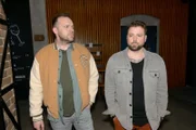 John (Felix von Jascheroff, r.) erklärt Erik (Patrick Heinrich), dass man sich auf Carlos einfach nicht verlassen kann.