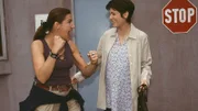 Walter (Katy Karrenbauer, li.) freut sich, dass sie mit Susanne (Cheryl Shepard) gemeinsam Hafturlaub hat.