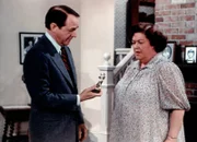 Stanley Perkins (William Schallert, l.) schenkt Miss Rose (Peggy Rea, r.) zum Abschied ein gemeinsames Erinnerungsstück.