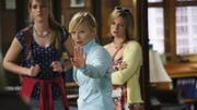 Detective Amanda Rollins (Kelli Giddish, M.) trifft auf zwei Hilfesuchende Frauen, Tilde (Katja Gerz, l.) und Astrid (Logan Rose Nelms), die sie auf einen Sexualstraftäter aufmerksam machen.