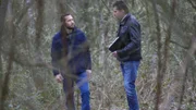 Sven Voss mit Ermittler Gerhard Hoppmann am Fundort eines unbekannten Toten. Der Fall hielt die Polizei Jahrzehnte in Atem.
