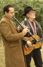 Monk (Tony Shalhoub, li.), der mit seiner verstorbenen Frau Trudy zu den größten Fans des Countrystars Willie Nelson (spielt sich selbst) gehört, spielt mit seinem Idol ein rührendes Duett am Grab seiner Frau.