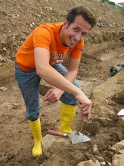 Willi möchte herausfinden wie Archäologen auf einer Ausgrabung arbeiten. In Nassenhausen darf er dabei sein, wie ein römisches Hofgut ausgegraben wird.
