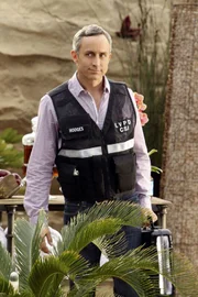 Hodges (Wallace Langham) erreicht den Tatort, an dem ausgerechnet seine Verlobte Elisabetta die Leiche eines Mannes entdeckt hat.