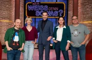 Moderator Kai Pflaume (M.) und seine Rateteam-Kapitäne Bernhard Hoëcker (l.) und Elton (r.) begrüßen in dieser Sendung die Schauspielerin Heike Makatsch (2.v.l.) und die Schauspielerin Emily Cox (2.v.r.).