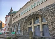 Das Buddha Museum in den Räumen des Jugendstilbaus der ehemaligen Weinkellerei Kayser am Trarbacher Moselufer.