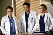 Kümmern sich liebevoll um einen kleinen Jungen: Arizona (Jessica Capshaw, r.), Jo (Camilla Luddington, l.) und Alex (Justin Chambers, M.) ...