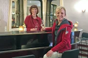 Moderatorin Anna Lena Dörr (rechts) mit Paula Rees vom Zeitreise Museum in Trarbach an der noch originalen 50er-Jahre-Bar im alten Tanzsaal des ehemaligen Hotel Brauneberg.