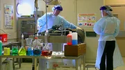 Die verbrannte Leiche wird in der Gerichtsmedizin untersucht. Können sie noch Spuren, die auf den Täter hinweisen, finden?