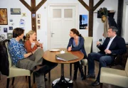 Nach einiger Diskussion können sich Ben (Hakim Michael Meziani, l.), Britta (Jelena Mitschke, 2.v.l.), Carla (Maria Fuchs, 2.v.r.) und Torben (Joachim Kretzer, r.) auf einen Termin für die Hochzeit einigen.