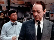 Stanley Perkins (William Schallert, r.) ist noch einmal in das Geschäft der Godseys gekommen, um sich auch von Ike (Joe Conley, l.) zu verabschieden.