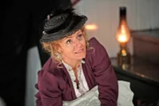Dr. Ogden (Hélène Joy) untersucht die gefundene Leiche.