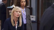 Detective Amanda Rollins (Kelli Giddish, l.) und Dr. Melinda Warner (Tamara Tunie) tappen im Dunkeln: Wer hat eine junge Frau, die nicht aus New York stammt, vergewaltigt und mit schweren Kopfverletzungen in einem Boot zurückgelassen?