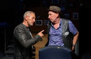 Paul Schott (Tim Wilde, l.) ermittelt auf eigene Faust bei dem zwielichtigen Alex Richmonder (Manfred Möck, r.) - sehr zum Ärger seines Teams.