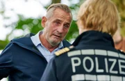 Paul Schott (Tim Wilde, l.) wird von seiner Chefin Nele Fehrenbach (Floriane Daniel, r.) von dem Mordfall abgezogen. Und gerät zudem selbst unter Verdacht.