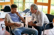 Noah Lang (Zethphan Smith-Gneist, l.), der Sohn des Regionalpolitikers gerät unter Verdacht. Doch er bekommt von seinem Vater Stefan Lang (Christoph Gareisen, r.) ein Alibi.