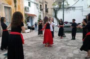 Ein Tanz, der die Menschen verzaubert: Die Pizzica ist ein fast exorzistischer Akt der Heilung – für Männer, vor allem aber für Frauen ...