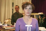Britta (Susanne Berckhemer, r.) ist verletzt, als sie von Hugo (Hubertus Regout, l.) aus dem Büro geworfen wird.