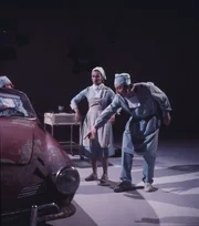 Das Auto ist Thema dieser Sendung. Eine Autoreparatur im Operationssaal spielen Stefano Manca, Silvia Luzzi und Umberto Troni (von links).