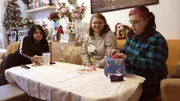 Jana (re.) hat genau vor 32 Jahren das Licht der Welt erblickt und das wollen Mama Brigitte und Schwester Nicole heute mit ihrem Familienmitglied feiern. Neben Kuchen und Blümchen, gibt es noch ein ganz besonderes Geschenk.