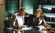 Ray Langston (Laurence Fishburne, l.) und Greg Sanders (Eric Szmanda) besprechen sich mit dem Rest des Teams zu den Ermittlungsfortschritten in einem Mordfall an einem Schüler einer High School.