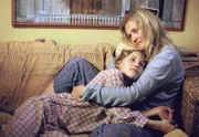 Lisa (Ulrike Grote, r.) und Charlotte (Alina Liss, l.) kuscheln auf dem Sofa.