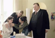 Lisas Kollegin Petra Löhnert (Jule Ronstedt, links) ist von ihrem eifersüchtigen Mann verprügelt worden. Lisa (Ulrike Grote, 2. von links) und Yasmin (Burcu Dal) verarzten ihre Wunden. Gregor Ehrenberg (Dieter Pfaff, rechts) rät Petra, Anzeige zu erstatten.