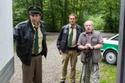 Auf einem Waldparkplatz entdecken Hubert (Christian Tramitz, M.) und Staller (Helmfried von Lüttichau, l.) in einem Kühlwagen der Großmetzgerei Semmling zwischen den Fleischwaren den erfrorenen Fahrer. Spaziergänger (Komparse, r.)