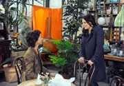 Susann (Elisabeth Lanz, r.) berichtet Merle (Anja Franke, l.), dass Roman in der Schweiz gesehen wurde.