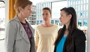 Rosa (Alexandra Neldel) und Amelie (Anna Fischer, rechts) bringen Cordula (Kirsten Block, links) an Bord und erklären ihr die Situation.