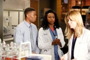 Meredith (Ellen Pompeo, r.) hat den jungen Bio-Ingenieur Eric (Paul James, l.) als Assistenten für die Arbeit mit dem 3D-Drucker eingestellt, doch sie lässt ihn erst einmal nichts anderes tun als lesen. Stephanie (Jerrika Hinton, M.) soll ihn im Auge behalten ...