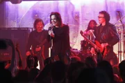 Auf einem Konzert der legendären Heavy-Metal-Band 'Black Sabbath' mit Leadsänger Ozzy Osbourne (M.), treffen sich die CSI-Ermittler mit einem Journalisten.