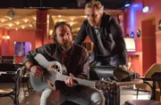 Der Musikmanager Tobias Brink (Stefan Rudolf, r.), Inhaber einer Konzertagentur, erhofft sich vom Barbetreiber Philip Yates (Johannes Kühn, l.) eine Antwort: Wer könnte ihren gemeinsamen Freund aus alten Bandtagen erschlagen haben?