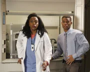 Shane wird von einem schwangeren Teenager um Hilfe gebeten, während Eric (Paul James, r.) und Stephanie (Jerrika Hinton, l.) vor einem Problem stehen ...
