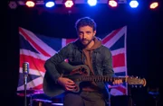 Verborgene Talente: Kommissar Gregor (Jonas Minthe) greift im Klub des verdächtigen englischen Betreibers Philip Yates zur Gitarre.