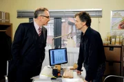 ARD ROTE ROSEN FOLGE 1432, am Montag um 14:10 Uhr im ERSTEN. Jan (Timothy Peach, r.) wird von seinem Teilhaber Peter Hartholz (Ludwig Richter, l.) unter Druck gesetzt, Vera mit ihrem Bioladen vom Markt zu verdrängen.